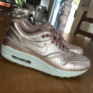 METALLIC BRONZE Women’s Nike Air Max 1